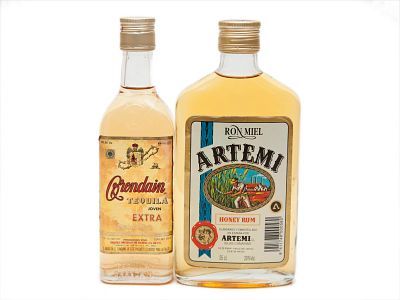 DUAS GARRAFAS DE RON MIEL E TEQUILA. Uma ( 1 ) garrafa de rum “RON MIEL – ARTEMI – HONEY RUM” 