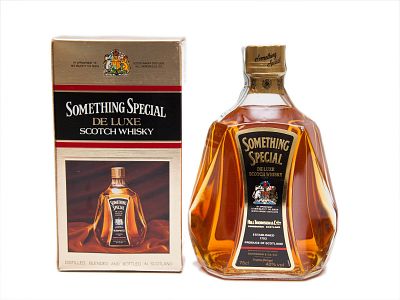 GARRAFA DE SCOTCH WHISKY. Uma ( 1 ) garrafa de scotch whisky “SOMETHING SPECIAL – DE LUXE 