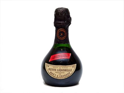 INVULGAR GARRAFA DE LICOR. Uma ( 1 ) garrafa de licor “PETITE LIQUORELLE - PETILLANTE - MOET 