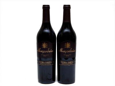 DUAS GARRAFAS DE VINHO TINTO DE MESA DA REGI&Atilde;O DE T&Aacute;VORA VAROSA. Duas ( 2 ) 