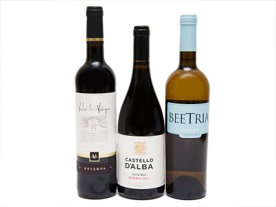 TR&Ecirc;S GARRAFAS DE VINHO TINTO E BRANCO DE MESA DO DOURO. Uma ( 1 ) garrafa de vinho tinto 