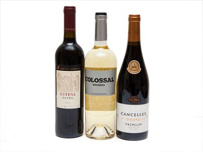 DUAS GARRAFAS DE VINHO TINTO DO DOURO E UMA GARRAFA DE BRANCO DE LISBOA. Uma ( 1 ) garrafa de 