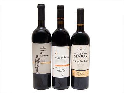 TR&Ecirc;S GARRAFAS DE VINHO TINTO DE MESA DO DOURO. Uma ( 1 ) garrafa de vinho tinto de mesa da 