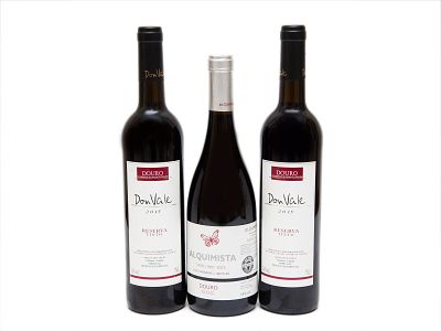 TR&Ecirc;S GARRAFAS DE VINHO TINTO DE MESA DO DOURO. Duas ( 2 ) garrafas de vinho tinto de mesa 