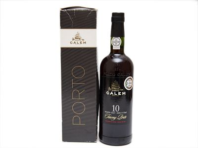 GARRAFA DE VINHO DO PORTO. Uma ( 1 ) garrafa de vinho do Porto “CAL&Eacute;M – 10 YEARS OLD TAWNY 