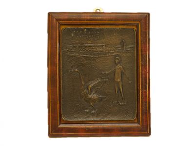 PLACA EM BRONZE EMOLDURADA. Placa em bronze moldado, relevado e patinado, trabalho sueco do s&eacute;c. 