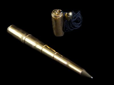 CANETA DE SENHORA. Em metal dourado com sistema de encartar, trabalho europeu do s&eacute;c. XX. Corpo 