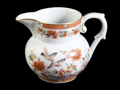 CANECA. De pequenas dimens&otilde;es em porcelana moldada, relevada, pintada e dourada da f&aacute;brica da 