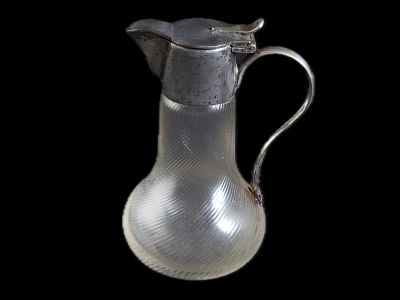 CANECA DE PEQUENAS DIMENS&Otilde;ES. Em vidro translucido moldado com monture em metal prateado 
