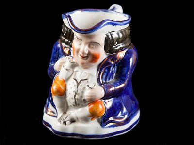 CANECA ANTROPOM&Oacute;RFICA (TOBY JUGS). Em forma de figura masculina em faian&ccedil;a inglesa 
