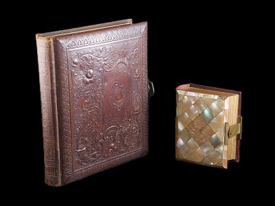 DOIS ALBUNS FOTOTGR&Aacute;FICOS. “ALBUM FOTOGR&Aacute;FICO” - Estrutura em forma de livro de capas 