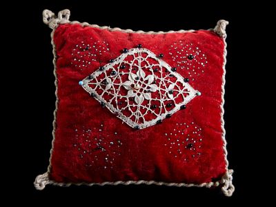 ALFINETEIRA. Em veludo em tons de vermelho, trabalho Portugu&ecirc;s do s&eacute;c. XIX-XX. Corpo em forma de 