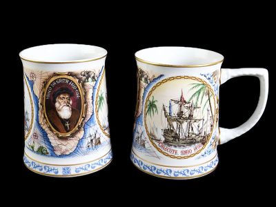 PAR DE CANECAS “COMEMORATIVAS DOS DESCOBRIMENTOS PORTUGUESES”. Em porcelana moldada, pintada e 