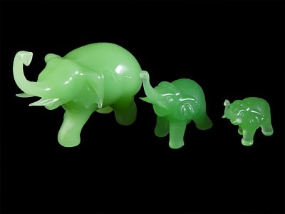 TR&Ecirc;S ELEFANTES. Em vidro moldado e relevado em tons de verde, trabalhos possivelmente 