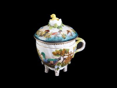 CREMEIRA. Em porcelana moldada, relevada, pintada e dourada, fabrico da Capodimonte, trabalho 