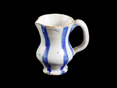 CANECA. De pequenas dimens&otilde;es em faian&ccedil;a portuguesa do Norte, moldada e pintada, trabalho do 