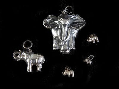 COLEC&Ccedil;&Atilde;O DE CINCO PENDENTES EM FORMA DE ELEFANTE. Em prata portuguesa, trabalhos 