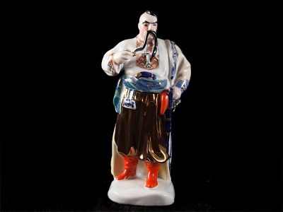 COSSACO COM CACHIMBO NA M&Atilde;O. Em porcelana ucraniana moldada, relevada, pintada e dourada 