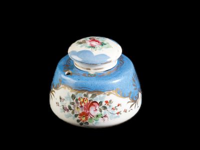 TINTEIRO DE SECRET&Aacute;RIA. Em porcelana francesa moldada, perfurada, pintada e dourada 