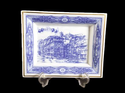 CINZEIRO “PORTO”. Em porcelana moldada e pintada da f&aacute;brica da Vista Alegre, trabalho do s&eacute;c. 
