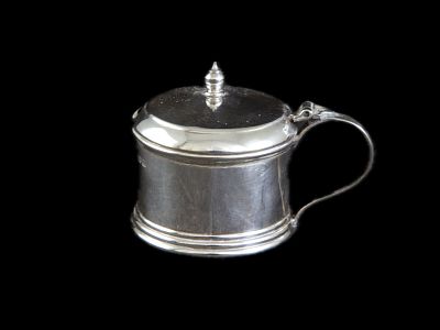 MOSTARDEIRA. Em prata inglesa com as respetivas marcas de garantia do toque 0,925/1000 com alma 