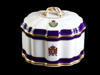 CAIXA COM TAMPA “ARMORIADA”. Em porcelana moldada, recortada, relevada, pintada e dourada 