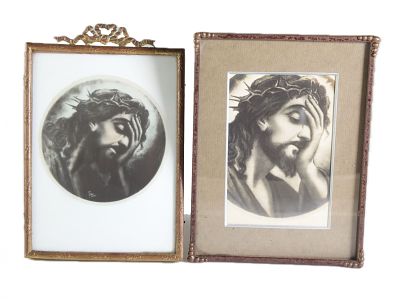 DUAS FOTOTIPOGRAVURAS “JESUS CRISTO”. Molduras em metal dourado e chapa pintada com duas 