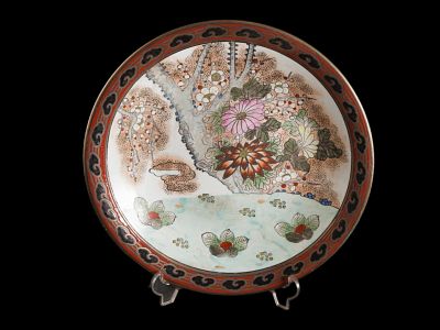 PRATO. Em porcelana oriental moldada, relevada, pintada e dourada, trabalho do s&eacute;c. XX. Corpo de 