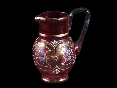 CANECA. De pequenas dimens&otilde;es em vidro doble em tons de rosa e translucido soprado, moldado 