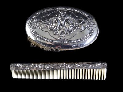 ESCOVA DE FATOS E PENTE. “ ESCOVA DE FATOS ” - Corpo de formato oval com pelo sint&eacute;tico, 