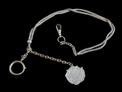 CORRENTE DE REL&Oacute;GIO COM MEDALHA. Em metal prateado, trabalho franc&ecirc;s do s&eacute;c. XIX-XX. 