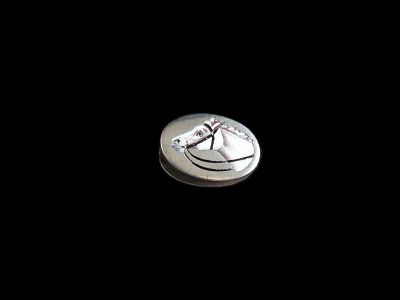 PIN DE LAPELA COM “CABE&Ccedil;A DE CAVALO”. Em metal prateado e esmaltado, trabalho europeu do 