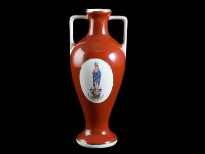 &Acirc;NFORA. Em porcelana moldada, pintada e dourada da f&aacute;brica da Electro Cer&acirc;mica do Candal 