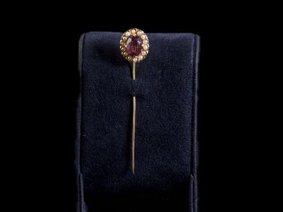 ALFINETE DE GRAVATA. Em ouro amarelo sem marcas de garantia, trabalho do s&eacute;c. XIX-XX. Alfinete 