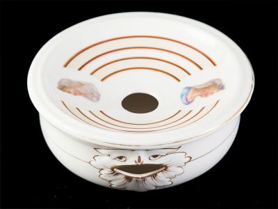 ESCARRADOR BAIXO PARA SALA. Em porcelana moldada, recortada, vazada, pintada e dourada, trabalho 