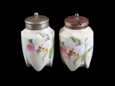 PIMENTEIRO E MOSTARDEIRA. Em porcelana moldada e pintada com aros e tampas em metal prateado 