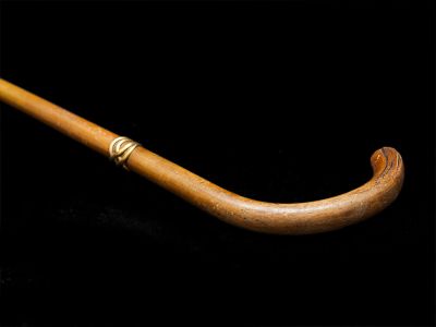 BENGALA. Em cana de bambu com cast&atilde;o liso e moldado, trabalho europeu do s&eacute;c. XIX-XX. Corpo 