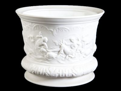 CACHEPOT. Em porcelana inglesa moldada, relevada, vidrada, desvidrada e polida, produzido pela “ 
