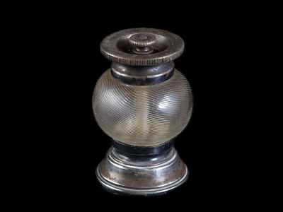 ANTIGO MOEDOR DE PIMENTA. Em vidro moldado e metal patinado, trabalho europeu de meados do s&eacute;c. 