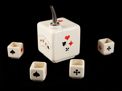 GARRAFA LICOREIRA COM QUATRO COPOS. Em faian&ccedil;a moldada e pintada, trabalho possivelmente 
