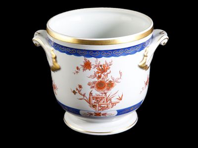 CASCHEP&Ocirc;T. Em porcelana moldada, relevada, pintada e dourada da f&aacute;brica da Vista Alegre 