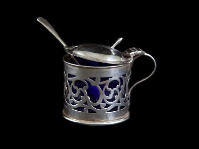 MOSTARDEIRA COM COLHER. Em prata inglesa com as respetivas marcas de garantia do toque 0 
