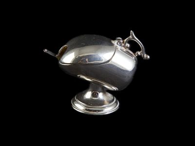 MOSTARDEIRA COM COLHER. De pequenas dimens&otilde;es em metal prateado moldado e recortado, trabalho 