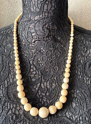 Антикварные бусы из бивня слона. Европа , первая половина ХХ века. Длина 62 см, бусины 20-6 мм. 