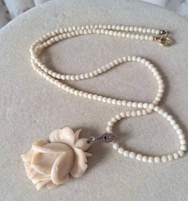 Антикварный крупный кулон роза с ожерельем. Кулон - резной целлулоида, ручная работа. ожерелье 