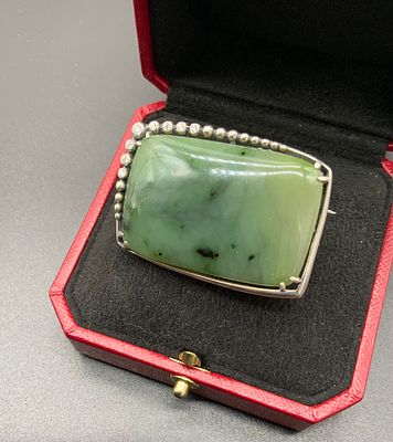 Брошь серебро 925, нефрит, фианиты. Размер 5х3см. Маркирована