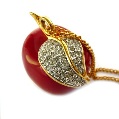 Kenneth Jay Lane. Кулон "Яблоко". 90-е годы 20 века. Объемное красное яблоко, позолоченный лист 