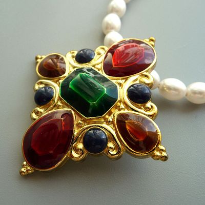 JAY STRONGWATER.
Кулон "Мальтийский крест" на бусах из жемчуга. Кулон выполнен из ювелирного 