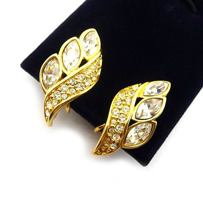 SWAROVSKI. Клипсы. 80-е годы 20 века.
Выполнены из металла цвета золота и декорированы кристаллами.