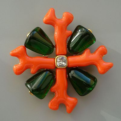 Kenneth Jay Lane. Брошь "Коралл и изумруды". 90-е годы 20 века. Очень крупная, яркая, эффектная 